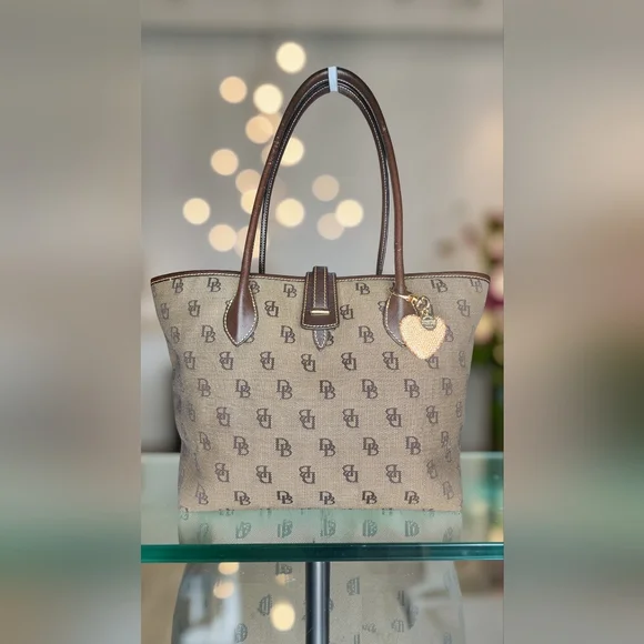 Classic & Vintage Dooney & Bourke Signature Collection Bag W/Bling Heart Charm - Picture 1 of 16